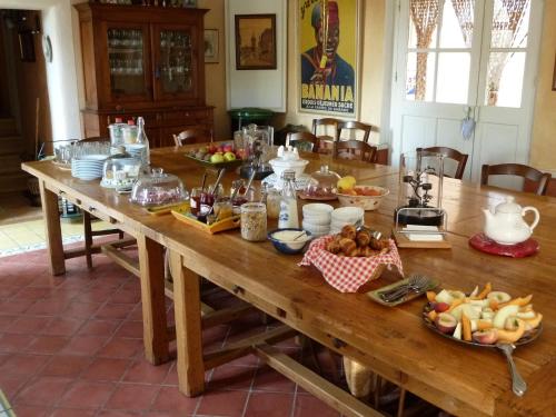 une table en bois avec un bouquet de nourriture dans l'établissement Une Campagne En Provence, à Bras