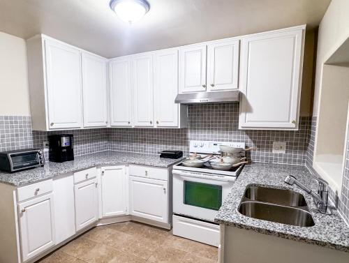 Kuchyň nebo kuchyňský kout v ubytování Cozy House St Johns Bluff