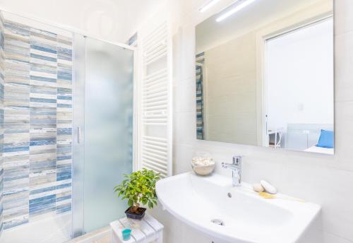 a bathroom with a sink and a shower at B&B La Rosa dei Venti, panoramico nel cuore di Vieste Vista mare Centro storico in Vieste