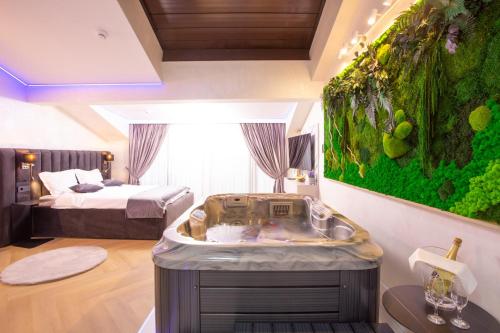 a room with a bath tub and an aquarium at Crystal Luxury in Craiova