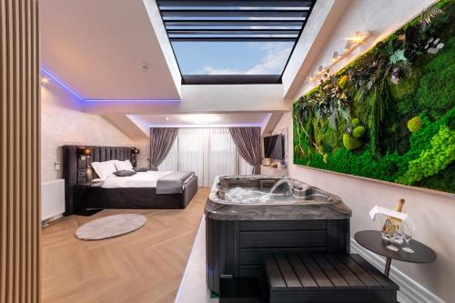 a bedroom with a tub and an aquarium at Crystal Luxury in Craiova