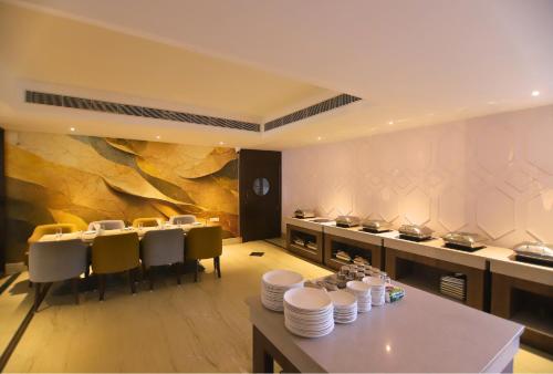 a dining room with a table and chairs at Hotel Vasundhara Palace in Rishīkesh