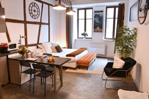 un salon avec un canapé et une table dans l'établissement Gite See You Soon - Le Loft, à Colmar