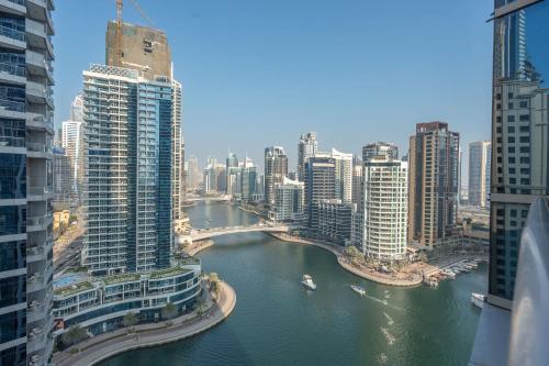 Free housekeeping visits during your stay - StayShort - 1 Bedroom that Sleeps 4 with Great City Views