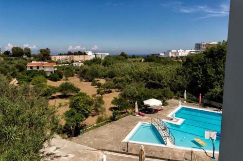 Bazén v ubytování Aphrodite Apartments nebo v jeho okolí