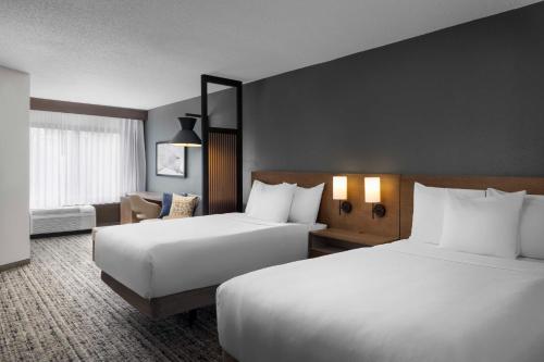 Postel nebo postele na pokoji v ubytování Hyatt Place Mt. Laurel