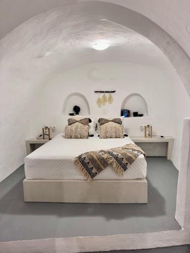Little Rock Villa - Oia