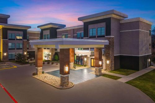 a rendering of a hospital building at night at La Quinta by Wyndham Tyler - University Area in Tyler