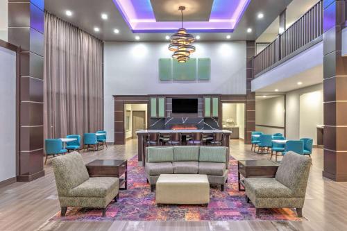 a lobby with a conference room with a table and chairs at La Quinta by Wyndham Tyler - University Area in Tyler