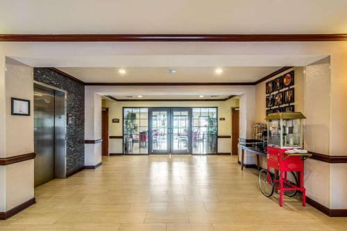 a hallway with a lobby with a door and a room with a foodcourt at Comfort Inn & Suites Panama City North in Panama City