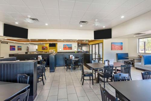 a dining room with tables and chairs in a restaurant at Comfort Suites Ogden Conference Center in Ogden