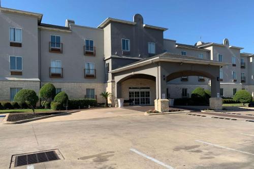 a large building with a parking lot in front of it at Country Inn & Suites by Radisson, Austin North Pflugerville , TX in Round Rock