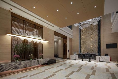 a lobby of a hotel with a large at Days Hotel by Wyndham Luzhou Gulin in Gulin