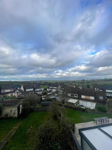 - une vue sur une petite ville avec des maisons dans l'établissement La Wimereusiènne, à Wimereux