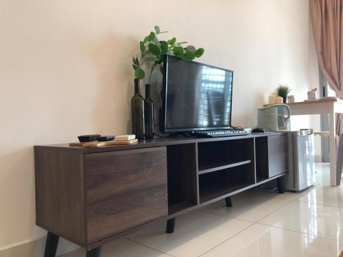 Una televisión o centro de entretenimiento en Ampang 2 -3 pax Studio Ampang Point