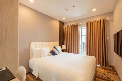 Postel nebo postele na pokoji v ubytování La Vela Saigon Hotel