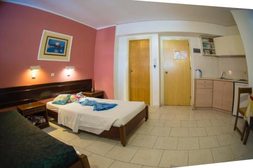 Postel nebo postele na pokoji v ubytování Aphrodite Apartments