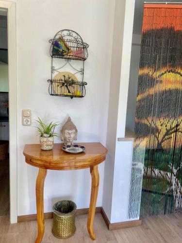 a table in a room with a bird cage on the wall at Ferienwohnung Altes Zollhaus in Ering