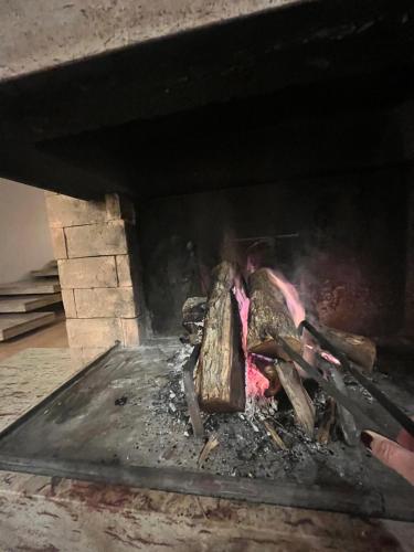 a fire in a brick oven with meat and ashes at Villa Marlene Casa vacanze in parco privato in Monterusciello