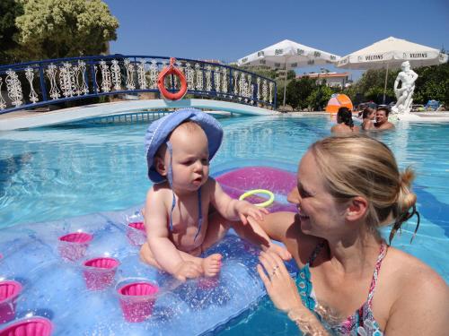 Bazén v ubytování Aphrodite Apartments nebo v jeho okolí