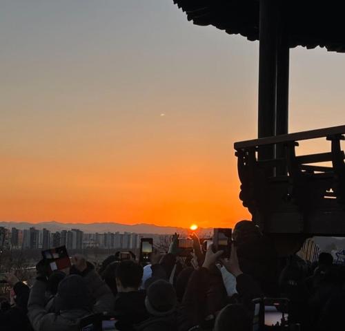 アパートメントまたは周辺から見られる日の出または日の入りの景色