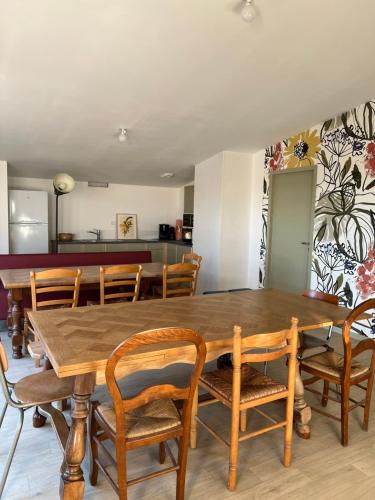 une salle à manger avec une table et des chaises en bois dans l'établissement Chez Marie et Dany, à Châteaumur