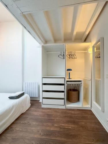 - une chambre avec un lit et un placard dans l'établissement Artemis, à Caen