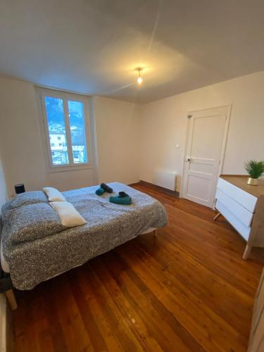 une chambre avec un lit et un parquet dans l'établissement Ô Cosy, Grand T3, near train station, à Briançon