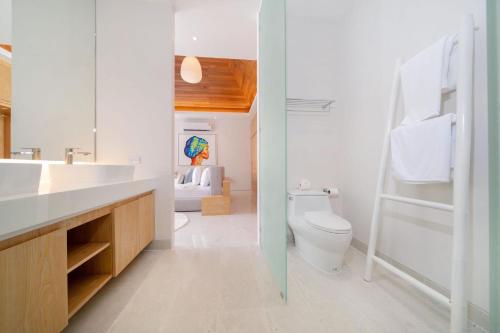 une salle de bains avec toilettes et lavabo dans l'établissement New Elegance & Tropical Luxury - 4BR Pool Villa in Lux Pride 2 V8 Residence, near Laguna, à Ban Pak Lak