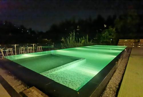Der Swimmingpool an oder in der Nähe von Huzhou Xisaishanqian Wooden Villa Hotel