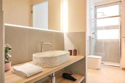 a bathroom with a sink and a mirror at Ecoloft in Corso Como con parcheggio privato e gratuito in Milan