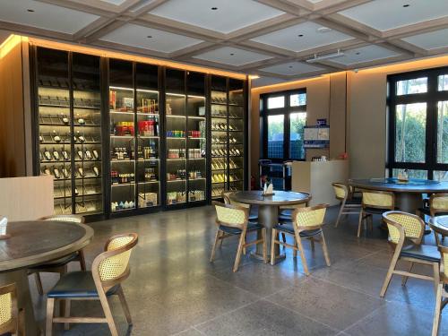 Ein Sitzbereich in der Unterkunft Huzhou Xisaishanqian Wooden Villa Hotel