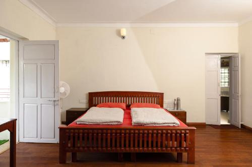 Una cama o camas en una habitación de Colonels inn
