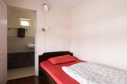 Una cama o camas en una habitación de Colonels inn