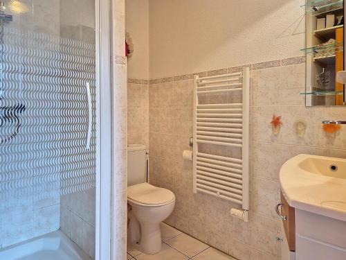 une salle de bain avec toilettes et lavabo dans l'établissement VILLA PROCHE MER ET MONTAGNE - Vacances sans voiture, à Argelès-sur-Mer