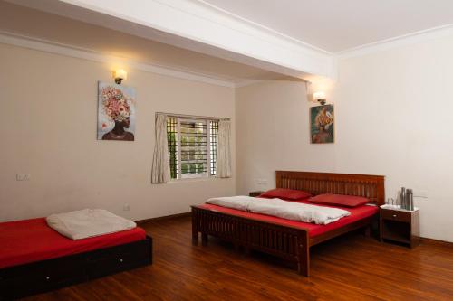Una cama o camas en una habitación de Colonels inn