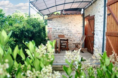 Maison charmante à Milhars avec terrasse et vue sur la ville