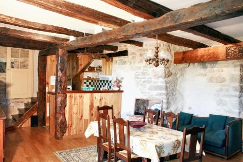 une salle à manger avec une table et des chaises dans l'établissement Maison charmante à Milhars avec terrasse et vue sur la ville, à Milhars
