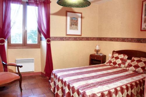 une chambre avec un lit et une fenêtre dans l'établissement Maison charmante à Milhars avec terrasse et vue sur la ville, à Milhars