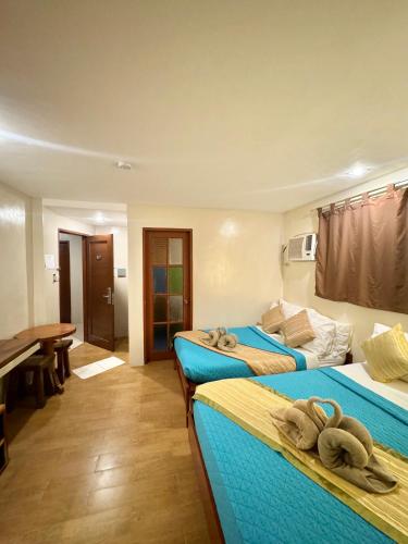 Ένα ή περισσότερα κρεβάτια σε δωμάτιο στο White Beach Suites Boracay