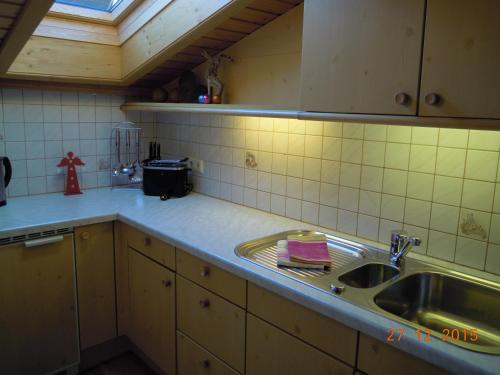 eine Küche mit einer Spüle und einer Arbeitsplatte in der Unterkunft Jägerhof in Alpbach