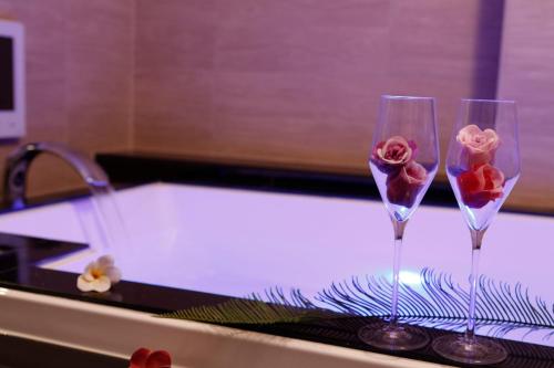 two champagne glasses with roses in a bath tub at ホテルシック in Kobe