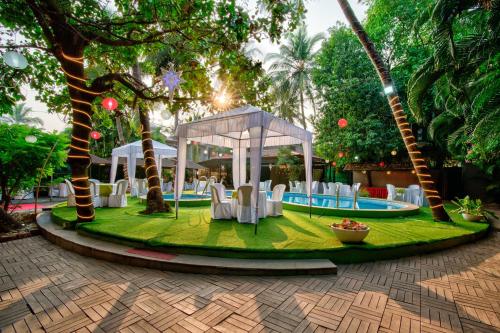 Resort Martins Siesta , A Portuguese Heritage Resort in Calanguteの敷地内または近くにあるプール