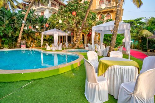 Resort Martins Siesta , A Portuguese Heritage Resort in Calanguteの敷地内または近くにあるプール