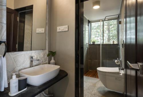 Ένα μπάνιο στο SaffronStays Blue Infinitum Lakeview, Pawna