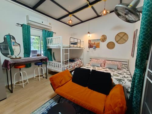 Ένα ή περισσότερα κρεβάτια σε δωμάτιο στο Be Happy House Bangyai