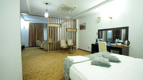 Un pat sau paturi într-o cameră la Darin Hotel