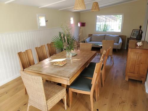 une salle à manger avec une table et des chaises en bois dans l'établissement Charming Famillial House with pedestrian access to Village, à Venelles