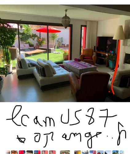 une photo d'un salon avec un canapé et des chaises dans l'établissement Très belle villa climatisée à Marseille Sud en Provence, à Marseille