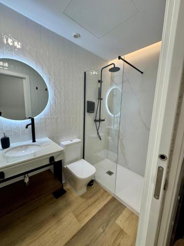 Ένα μπάνιο στο Solera Suites